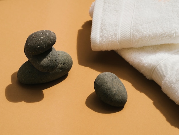 Pedras spa e toalhas