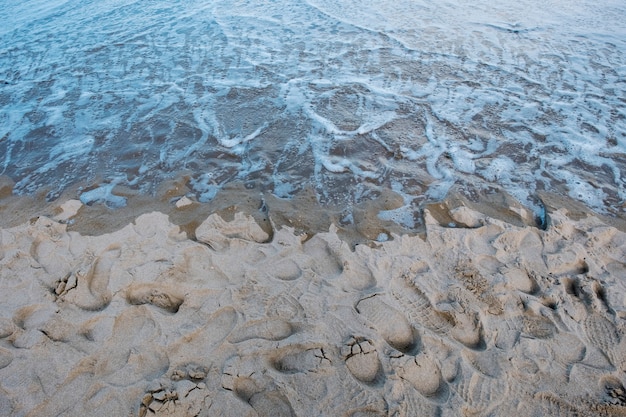 pegada de areia e mar