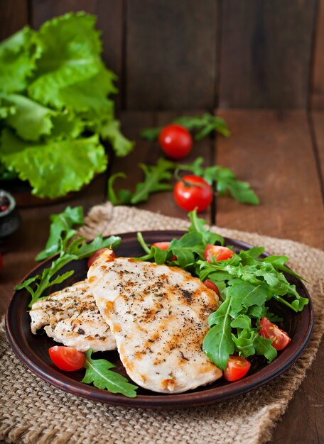 Peito de frango com salada fresca - rúcula e tomate