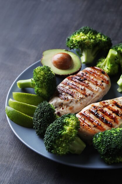 Peito de frango grelhado com brócolis