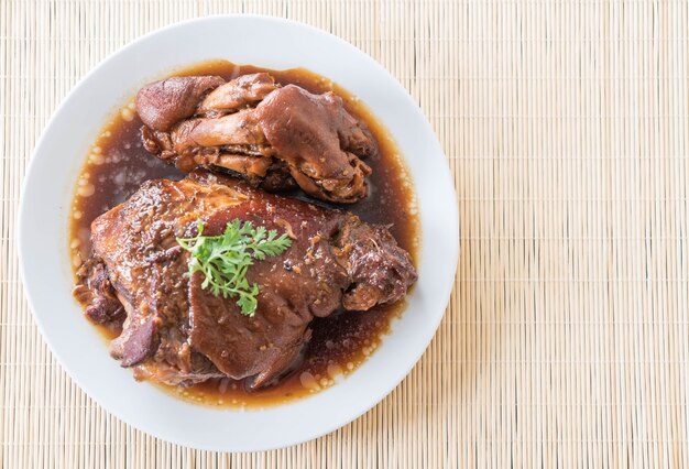 Peito de porco cozido em sopa de molho