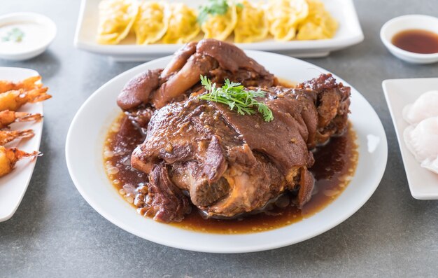 Peito de porco cozido em sopa de molho