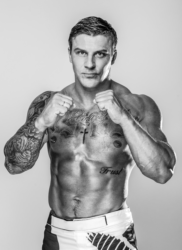 Foto grátis peito e estômago de um homem musculoso durante o boxe