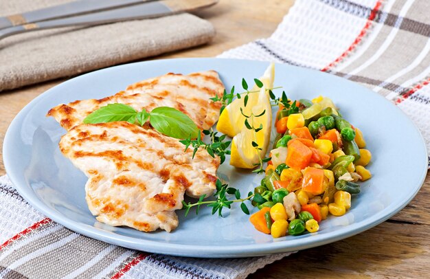 Peitos de frango grelhados e legumes