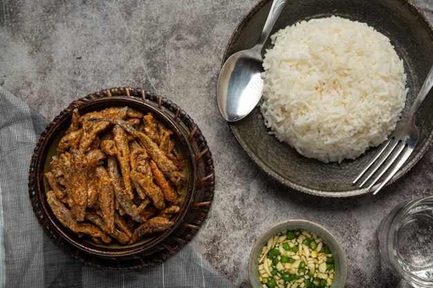 Peixe assado com conceito asiático de frutos do mar de molho.