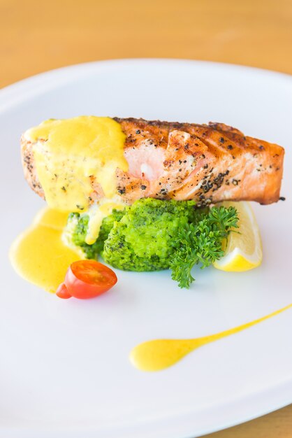 peixe assado frescura vegetal almoço