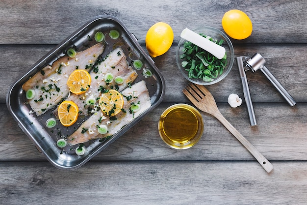 Foto grátis peixe com azeite e limões