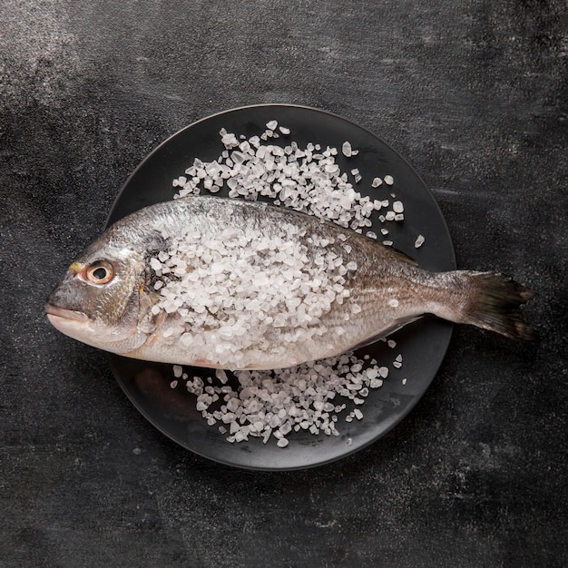 Foto grátis peixe com sal marinho