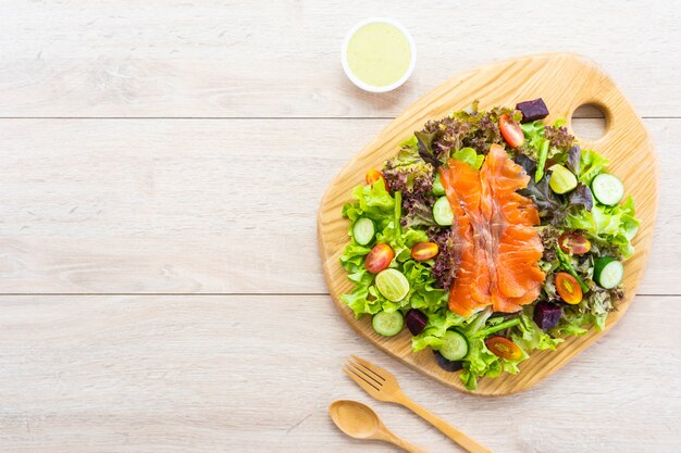 Peixe cru de carne de salmão defumado com salada de legumes verde fresca