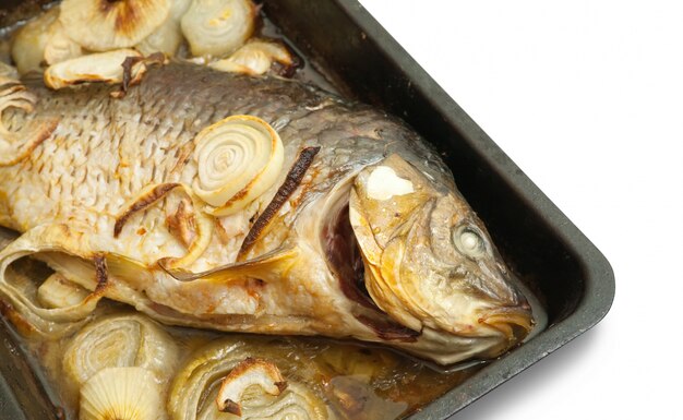 Peixe de carpas grelhado na grelha de cozinhar