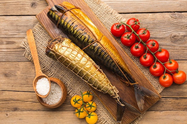 Foto grátis peixe defumado e tomate vista superior