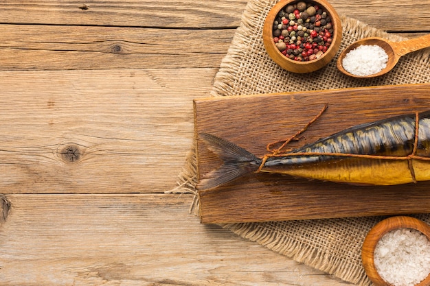 Peixe defumado em fundo de madeira