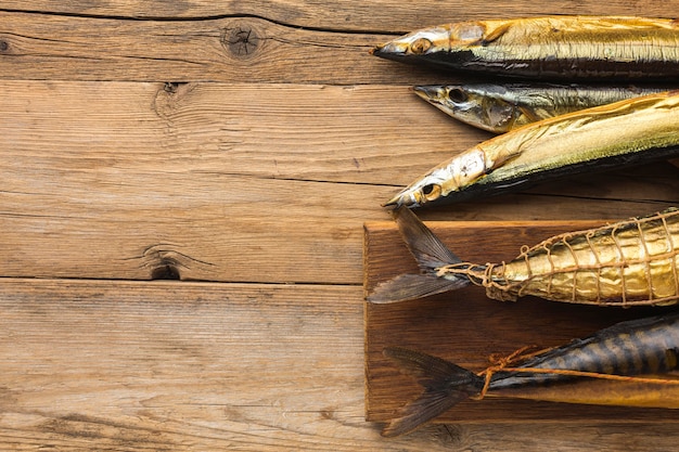 Peixe defumado na mesa de madeira