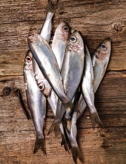 peixe delicioso fresco na mesa de madeira