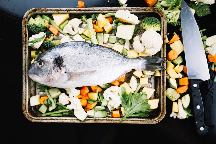 Foto grátis peixe em vegetais