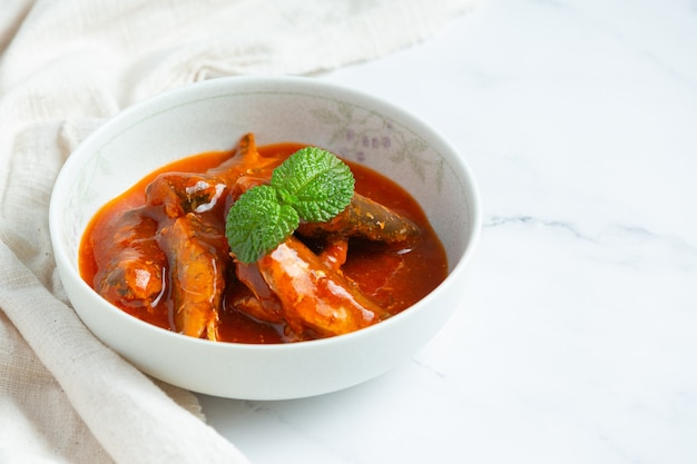 Peixe enlatado na sopa de tomate