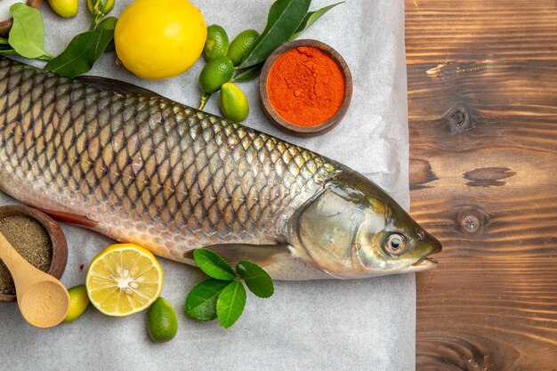 Peixe fresco com limão em uma mesa marrom