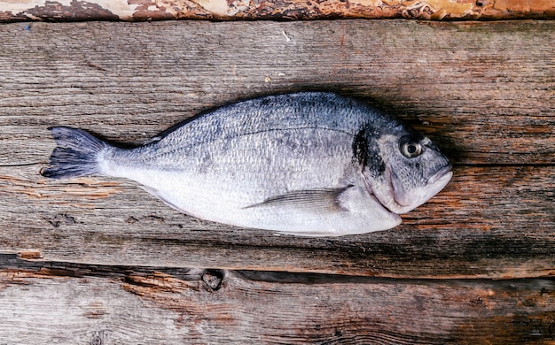 Peixe fresco na mesa de madeira