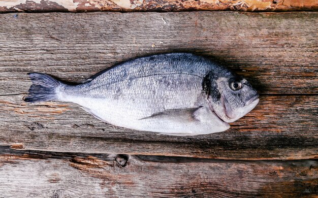 peixe fresco na mesa de madeira