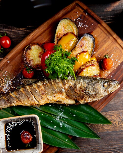 Peixe frito com berinjela grelhada pimentão e tomate