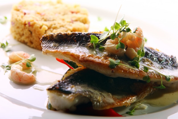 Peixe grelhado gourmet servido com camarão