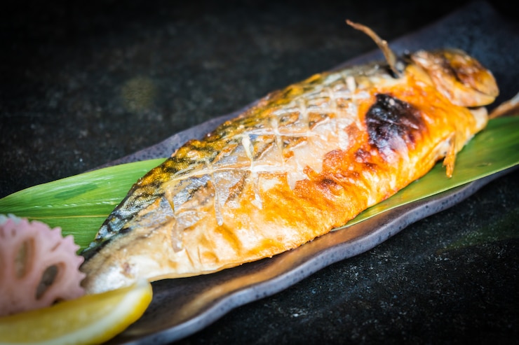 Foto grátis peixe saba grelhado