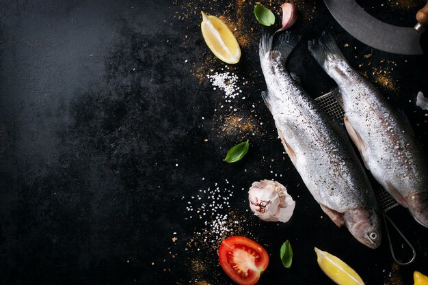 Peixes com tomates e limões