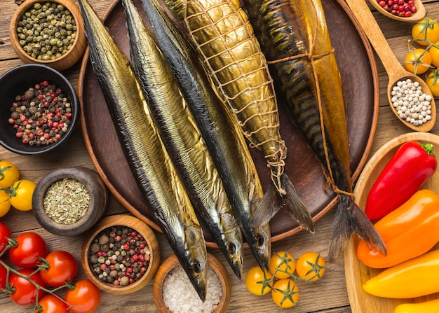 Peixes defumados na mesa de madeira