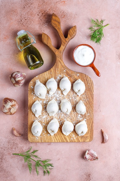 Foto grátis pelmeni tradicional russo ou bolinhos com carne.