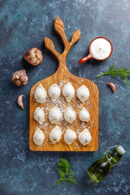 Pelmeni tradicional russo ou bolinhos com carne.