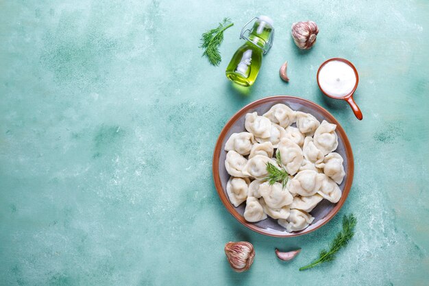 Pelmeni tradicional russo ou bolinhos com carne.