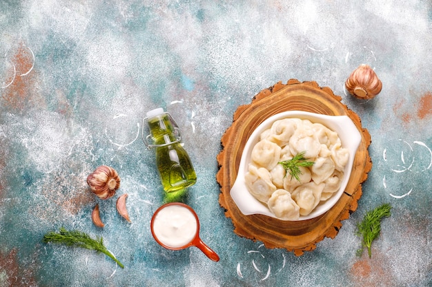 Pelmeni tradicional russo ou bolinhos com carne.