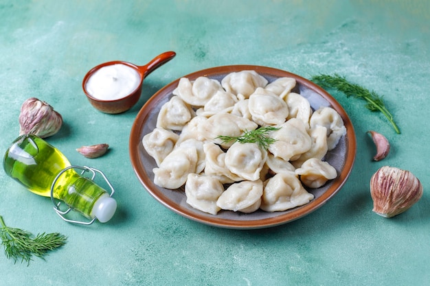 Pelmeni tradicional russo ou bolinhos com carne.