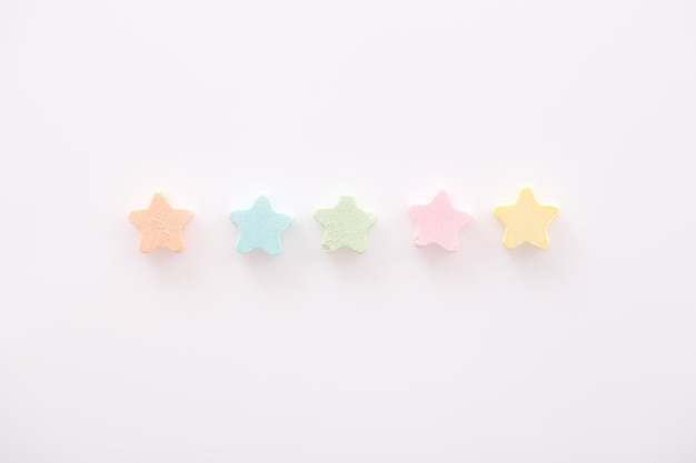 Pelotas coloridas de star milk isoladas em fundo branco