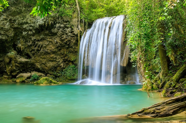 Penhasco de cachoeira nível 3, Parque Nacional Erawan, Kanchanaburi, Tailândia