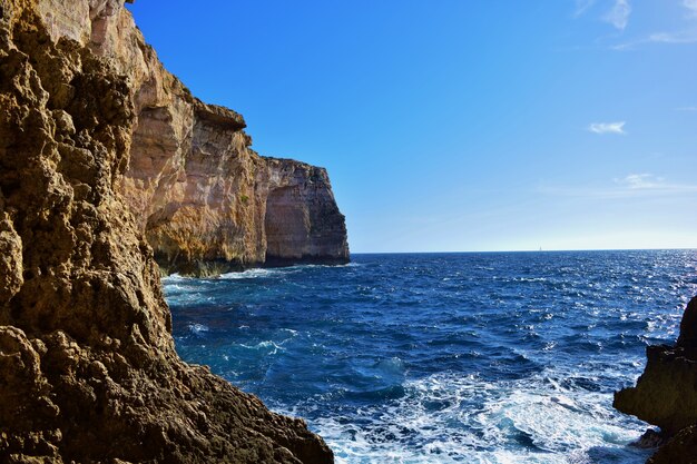 Penhascos de calcário coralino em Malta