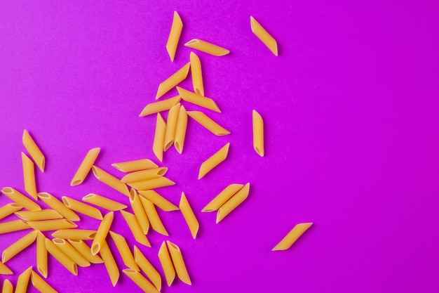 Foto grátis penne de massa seca superior em roxo