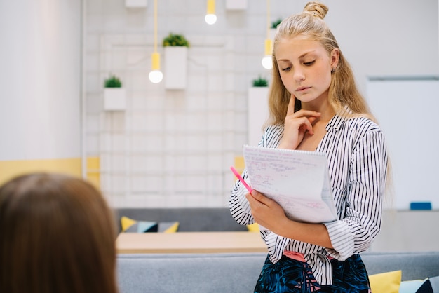 Pensamento estudantil pensativo sobre estudos