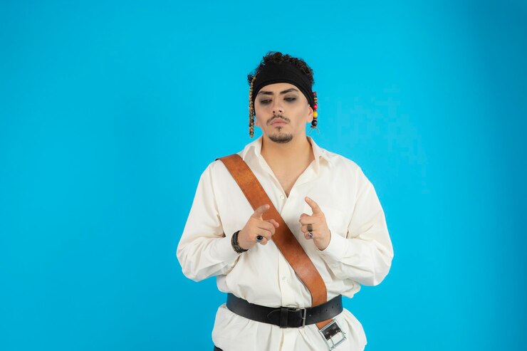 Foto grátis pensativo jovem pirata apontar os dedos para a câmera e olhando para baixo. foto de alta qualidade