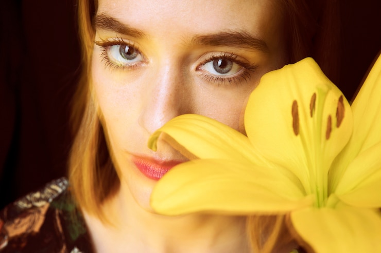 Foto grátis pensativo, mulher, com, flor amarela