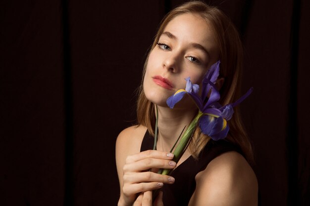 Pensativo, mulher, com, flor azul