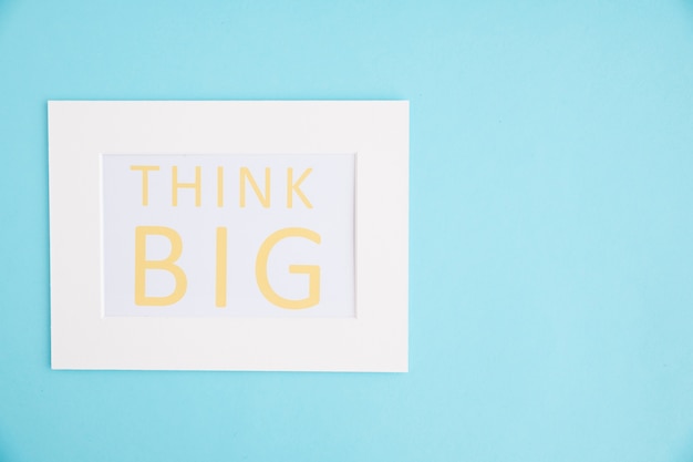 Pense quadro branco grande texto sobre fundo azul