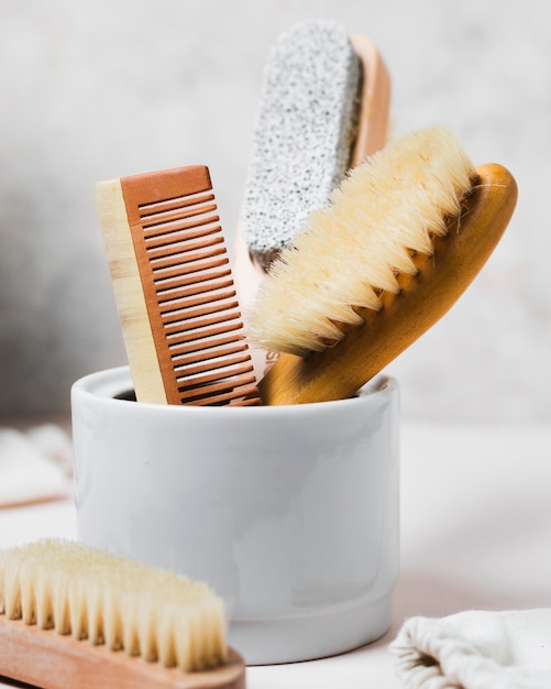 Foto grátis pente e escova de cabelo natural