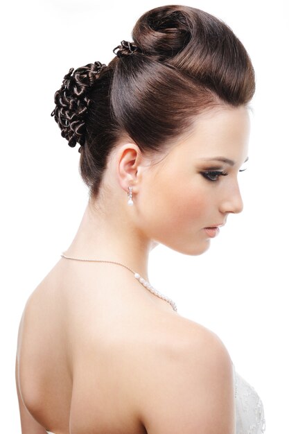 Penteado de casamento moderno - isolado no branco