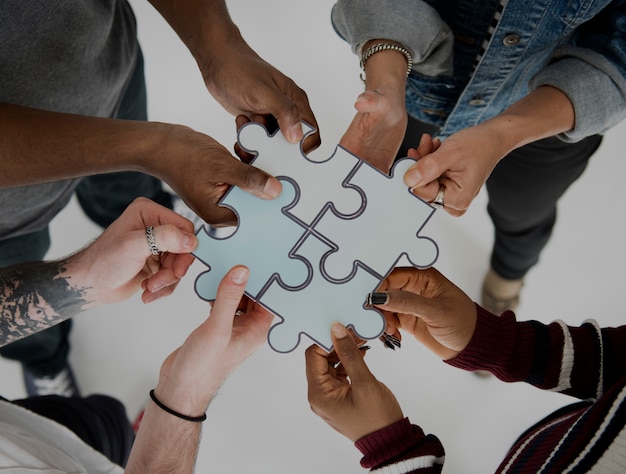 People jigsaw puzzle together parceria trabalho em equipe