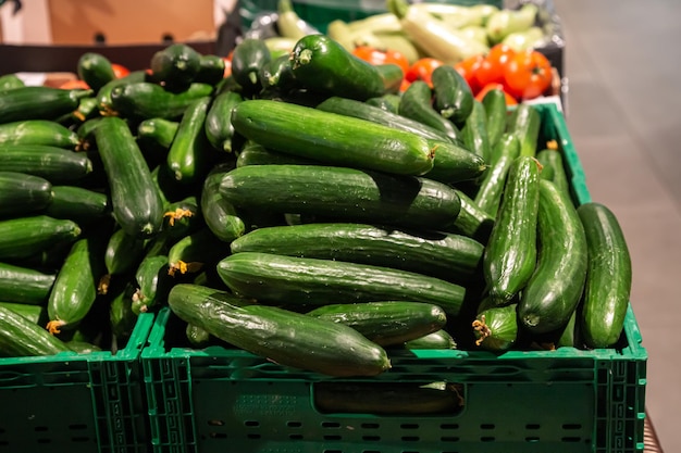 Foto grátis pepino fresco em caixa de venda de mercearia verde