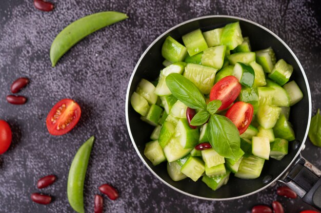 Foto grátis pepino frito com tomate e feijão vermelho em uma frigideira.