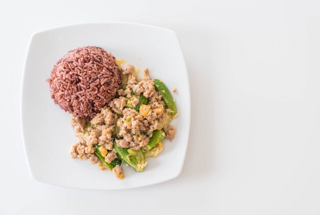 Pepino frito, ovo e picadinho com arroz de bagas