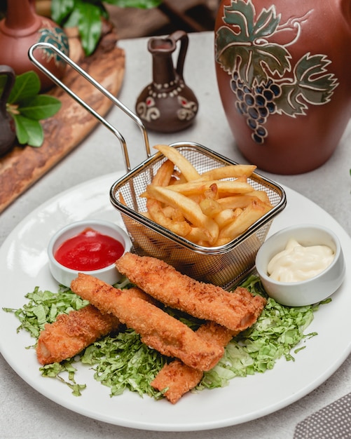 pepitas crocantes com batatas fritas