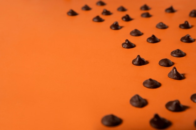 Pepitas de chocolate saborosas de alto ângulo com espaço de cópia